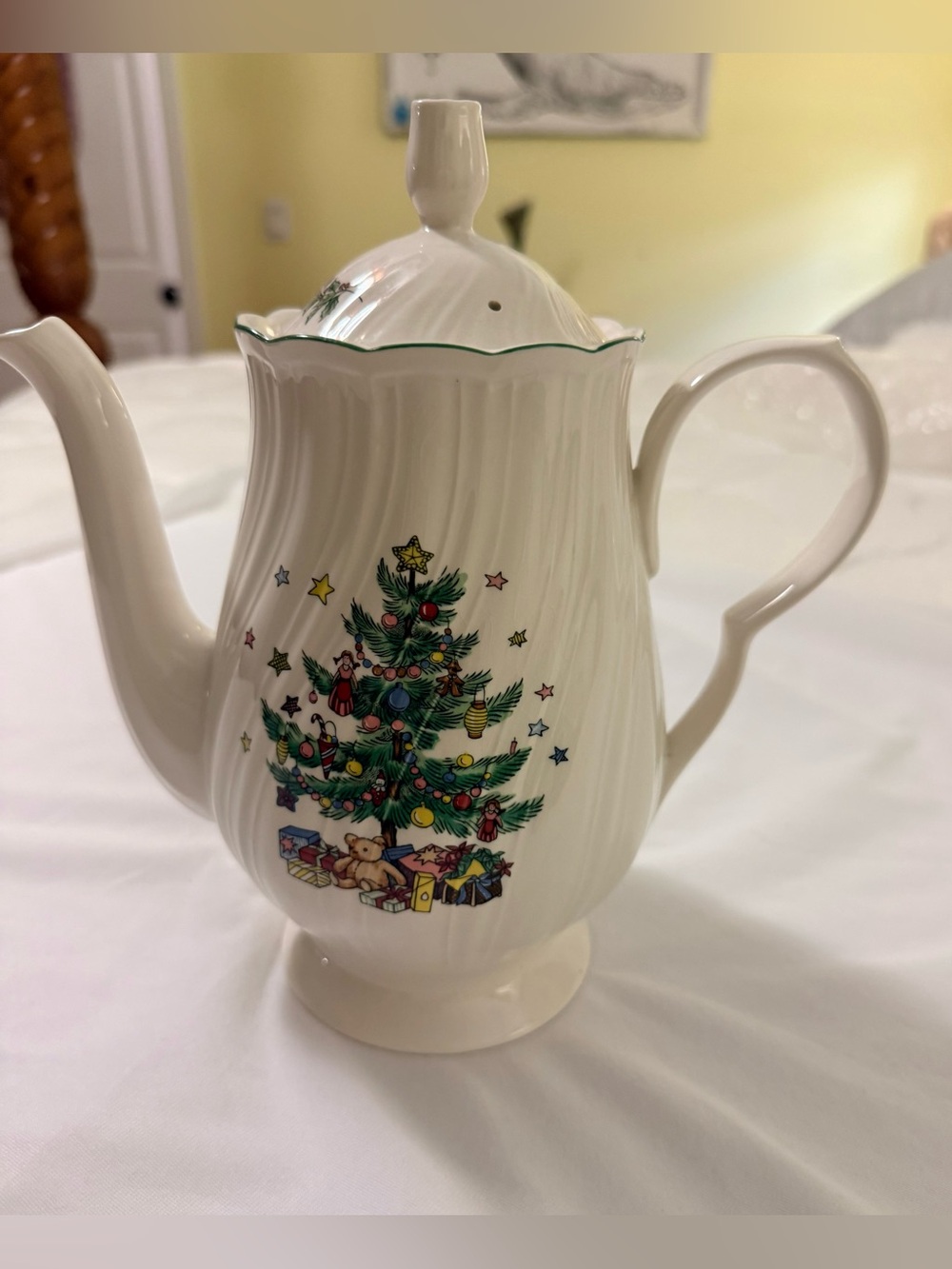 Nikko Japan Happy Holidays coffee/tea pot with lid 8 cup